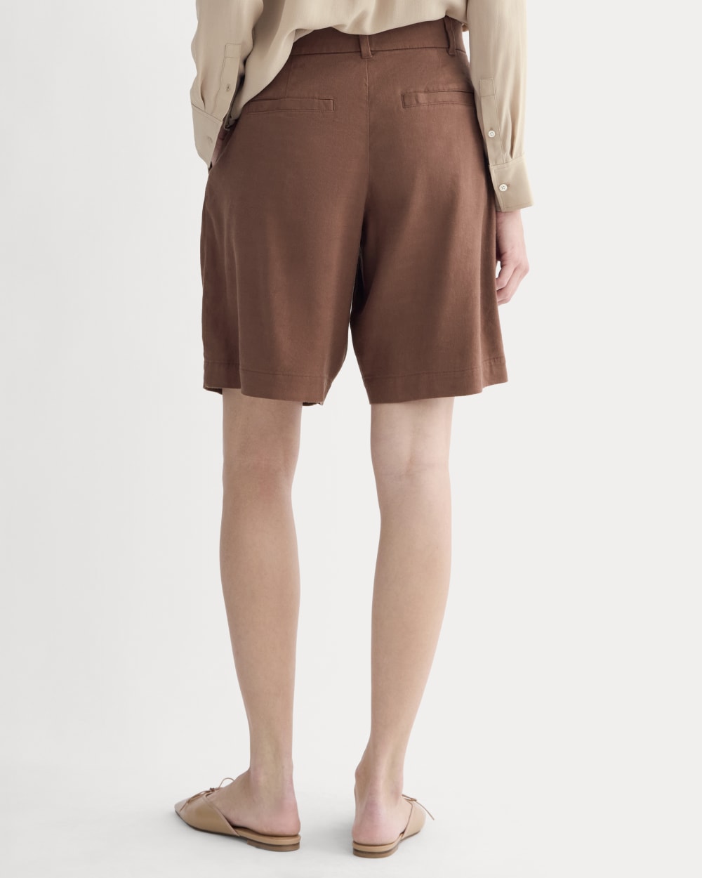 The Pleated Short in Stretch Linen | Cedarwood - Image 5