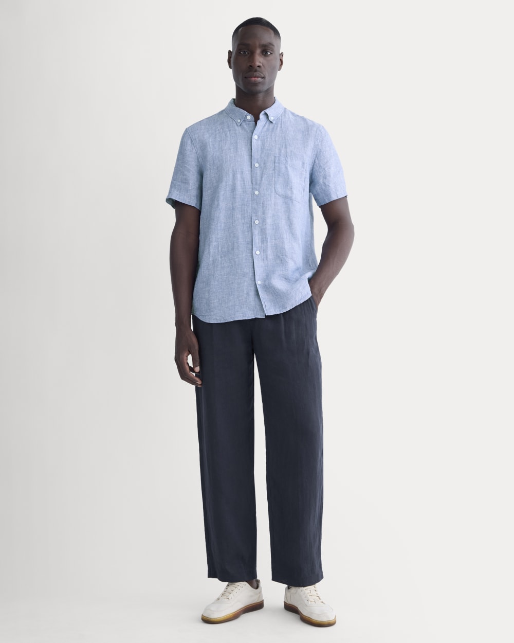 The Classic Short-Sleeve Shirt in Linen | Chambray - Image 3