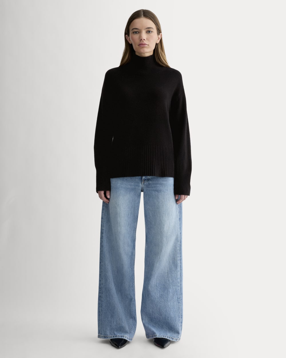 The Boxy Turtleneck in Cashmere | Black - Image 4