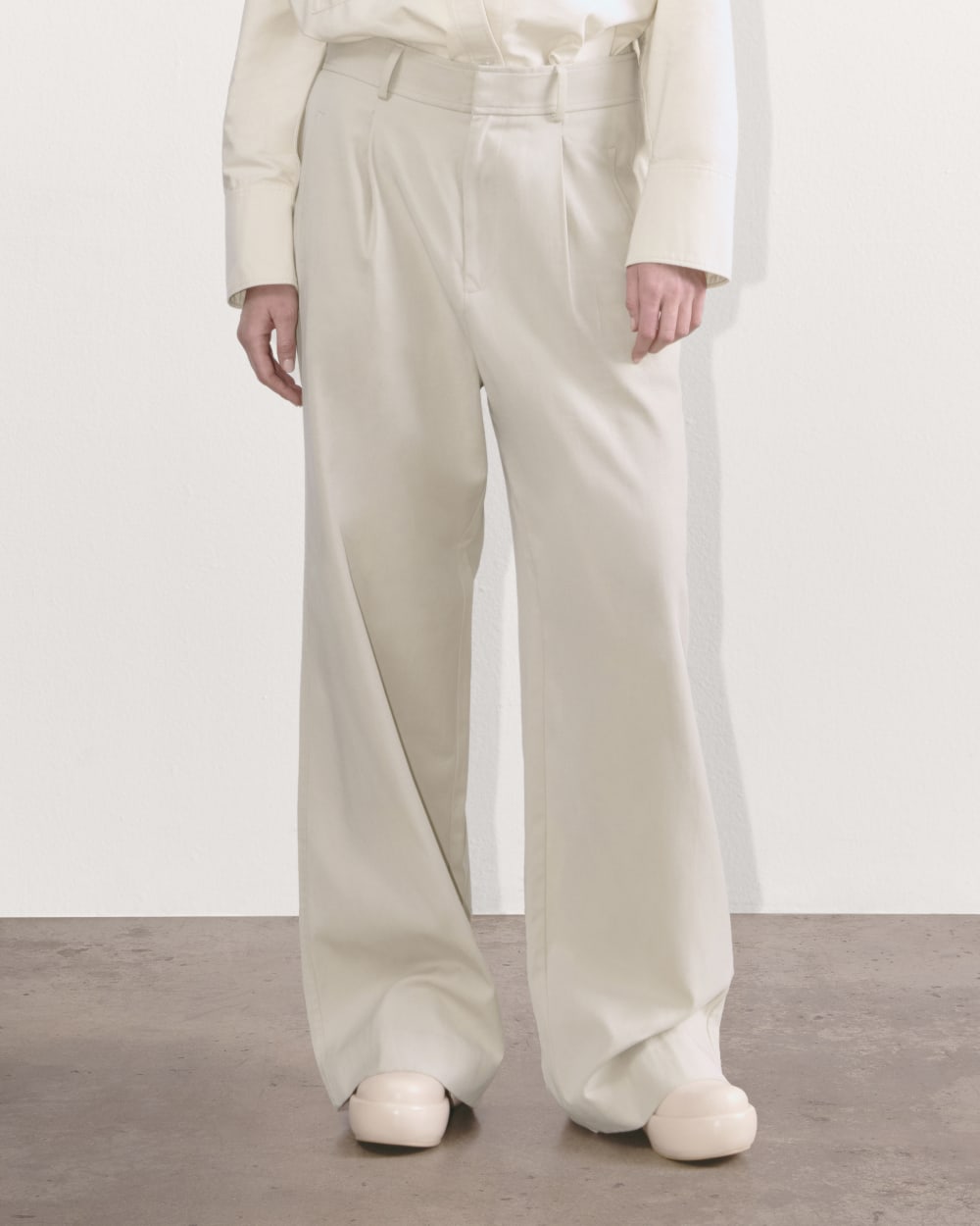 The Draper Pleated Pant in Buttersmooth | Sandstone | 30 Inseam - Image 5