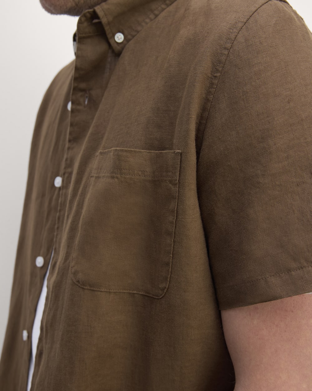 The Classic Short-Sleeve Shirt in Linen | Cocoa - Image 5