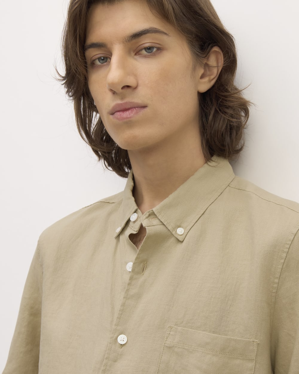 The Classic Short-Sleeve Shirt in Linen | Trench Coat Khaki - Image 4