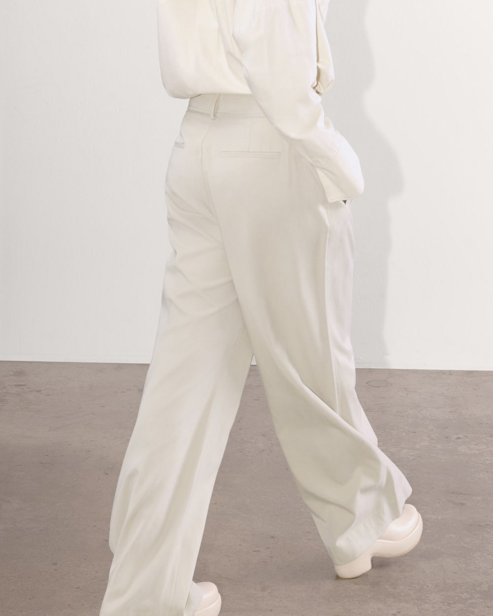 The Draper Pleated Pant in Buttersmooth | Sandstone | 30 Inseam - Image 7