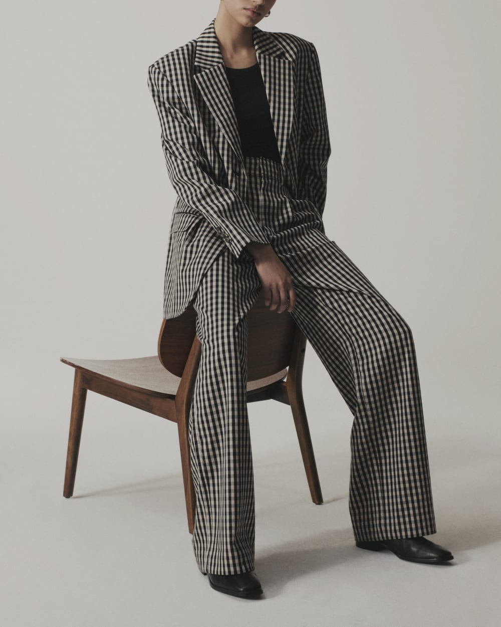 The Draper Pleated Pant in Buttersmooth | Khaki / Black | 30 Inseam - Image 5