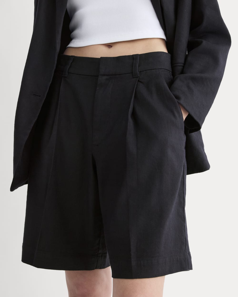 The Pleated Short in Stretch Linen | Black - Image 4