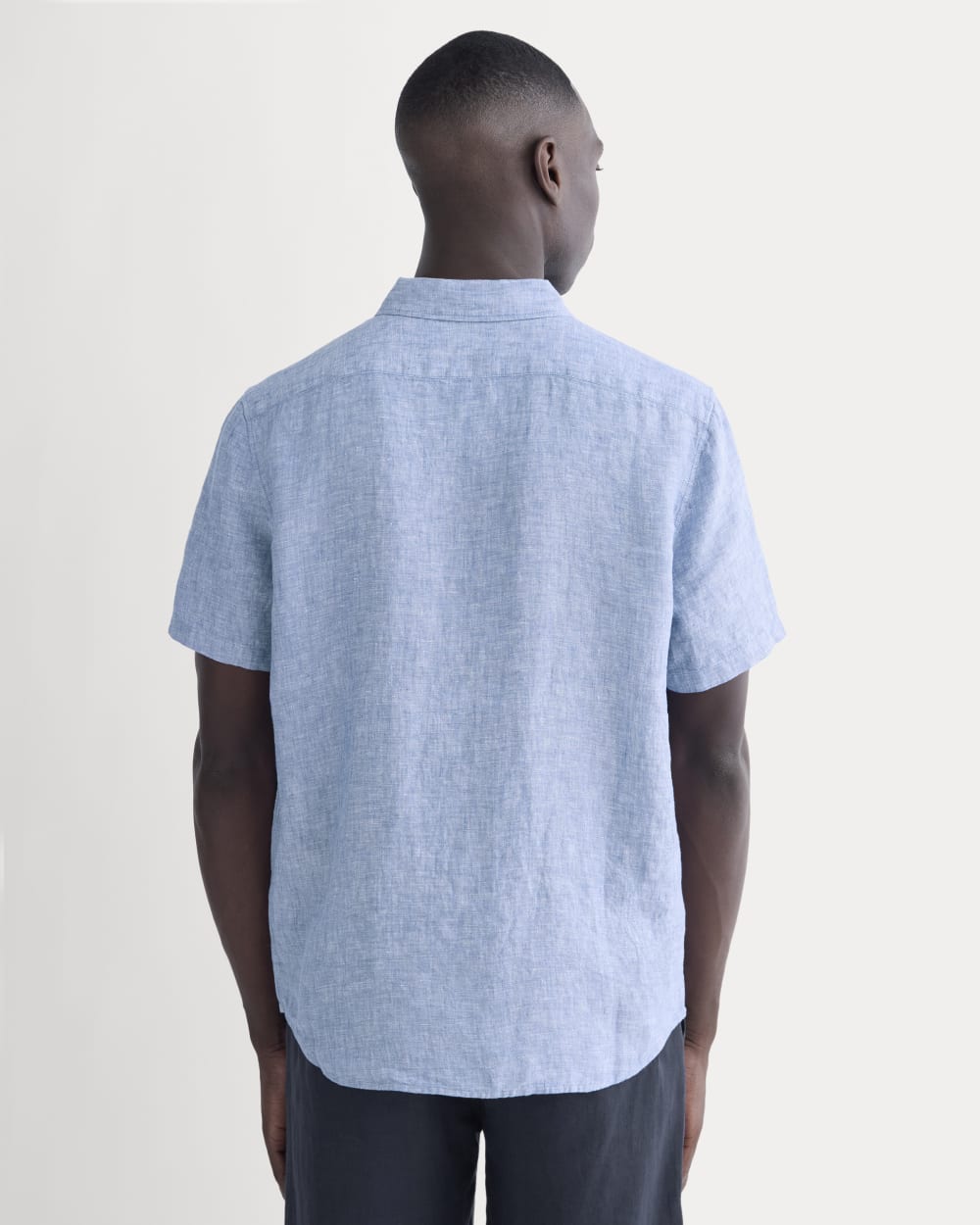 The Classic Short-Sleeve Shirt in Linen | Chambray - Image 5