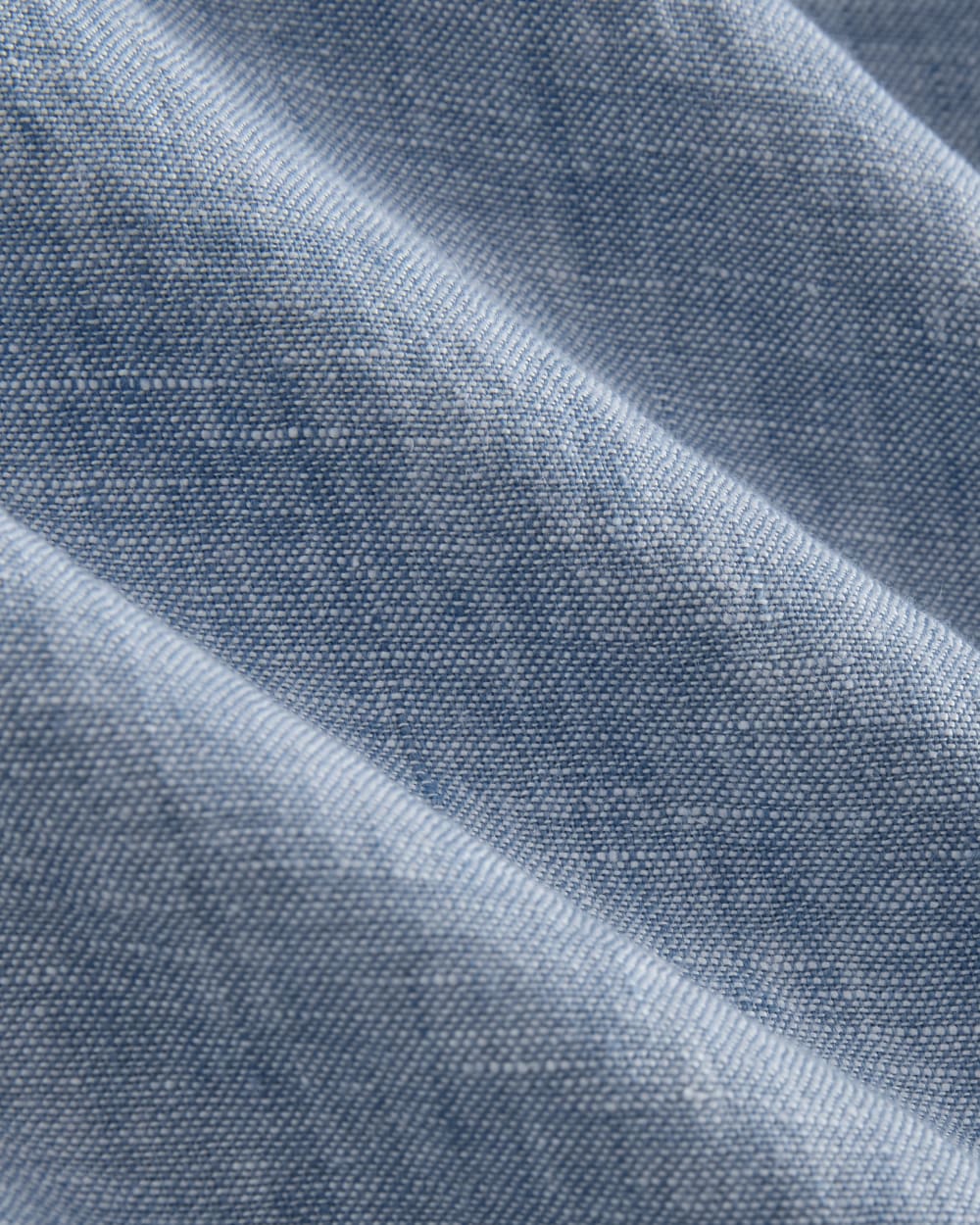 The Classic Shirt in Linen | Chambray - Image 6